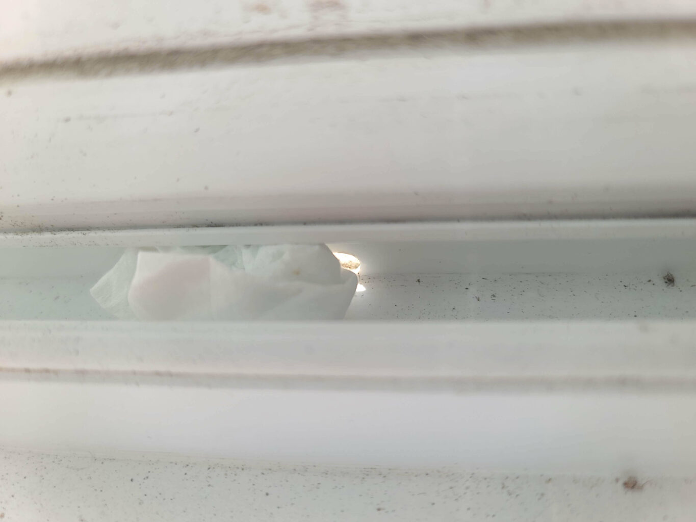 날파리 유입되는 창문 틀의 구멍